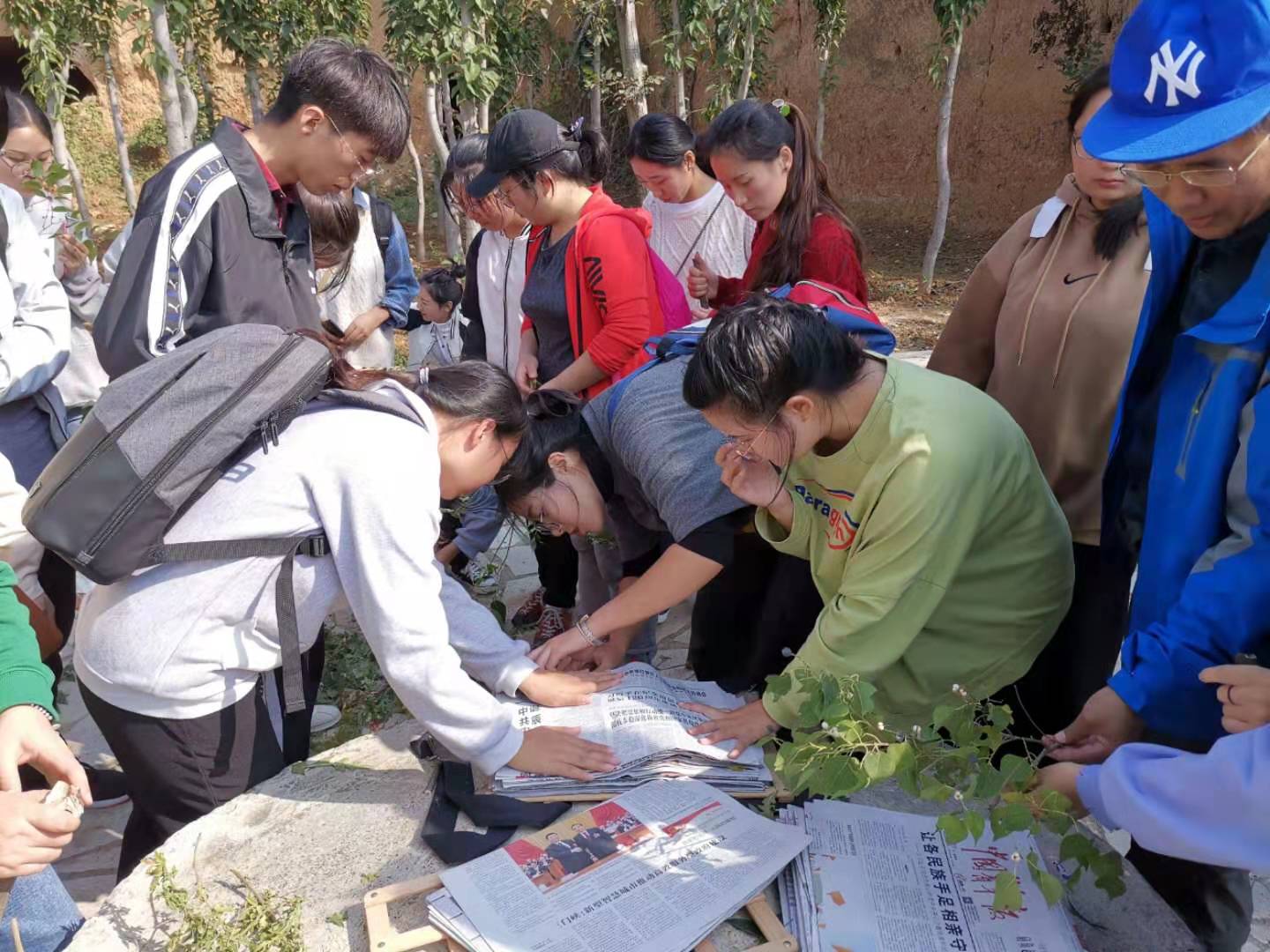 将药用植物的学习与鉴别落实到实践中,丰富了课本知识和教学形式,提高